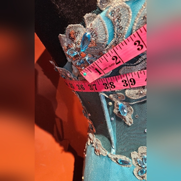 Floor-length beaded gown - Picture 15 of 16